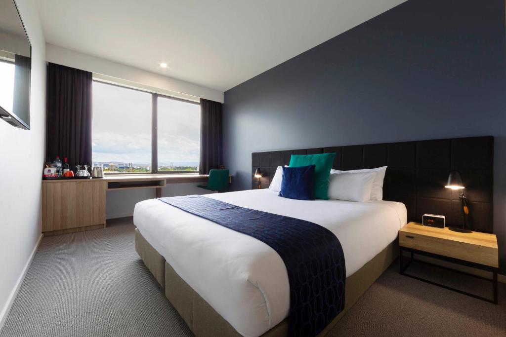 Postel nebo postele na pokoji v ubytování Mantra MacArthur Hotel