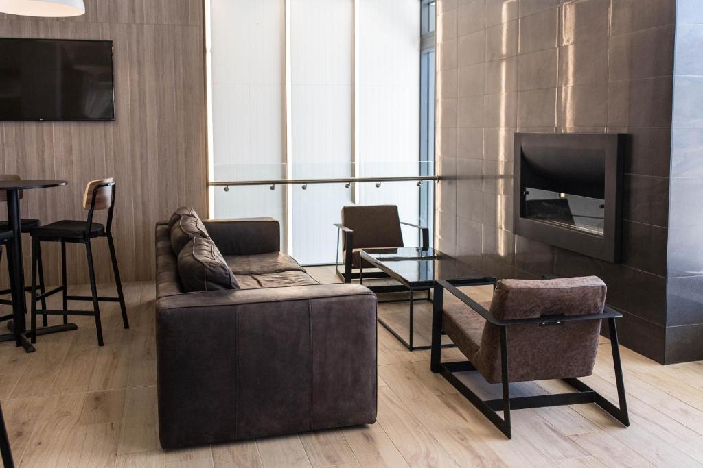 TV a/nebo společenská místnost v ubytování Mantra MacArthur Hotel