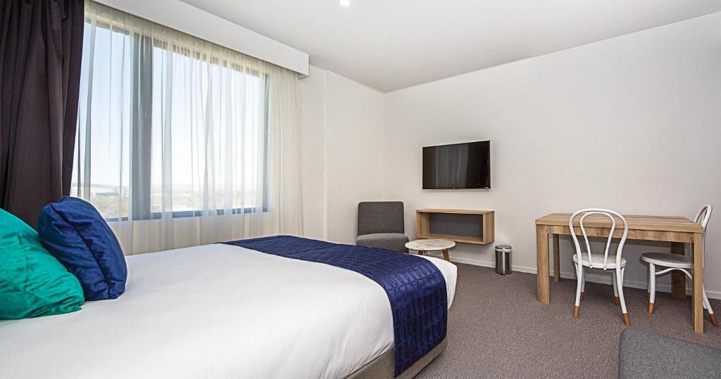 Postel nebo postele na pokoji v ubytování Mantra MacArthur Hotel