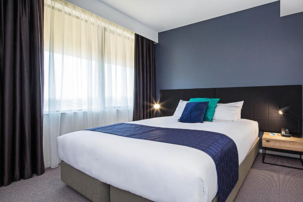 Postel nebo postele na pokoji v ubytování Mantra MacArthur Hotel