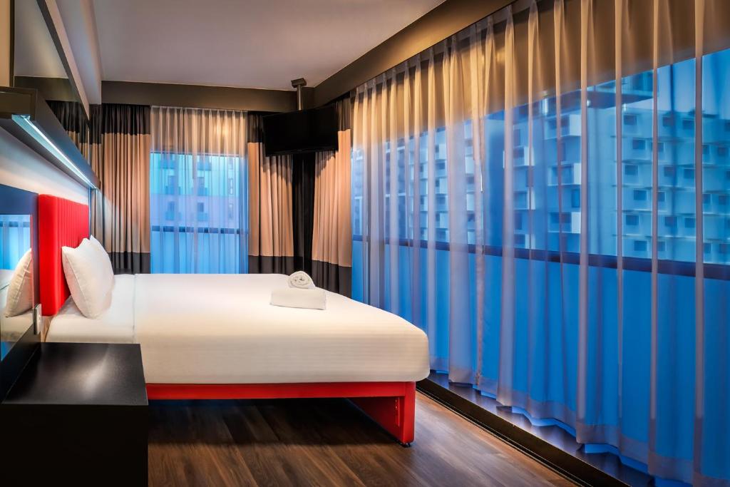 Postel nebo postele na pokoji v ubytování Essence Hotel Carlton