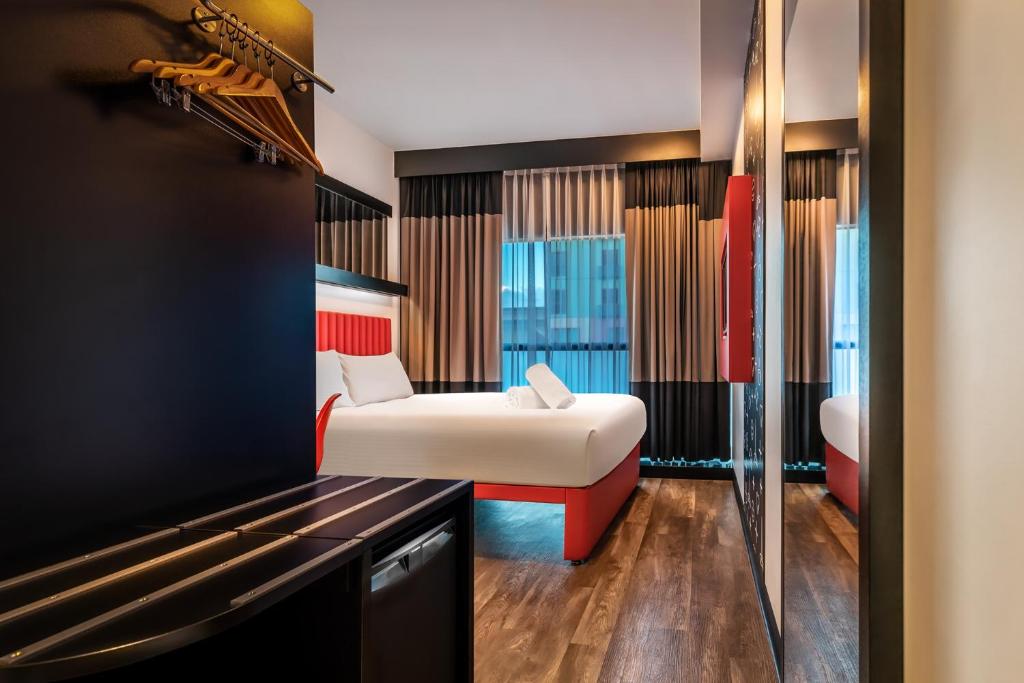 Postel nebo postele na pokoji v ubytování Essence Hotel Carlton
