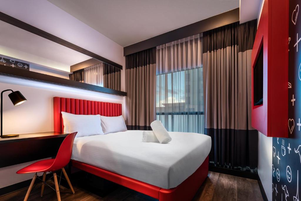Postel nebo postele na pokoji v ubytování Essence Hotel Carlton