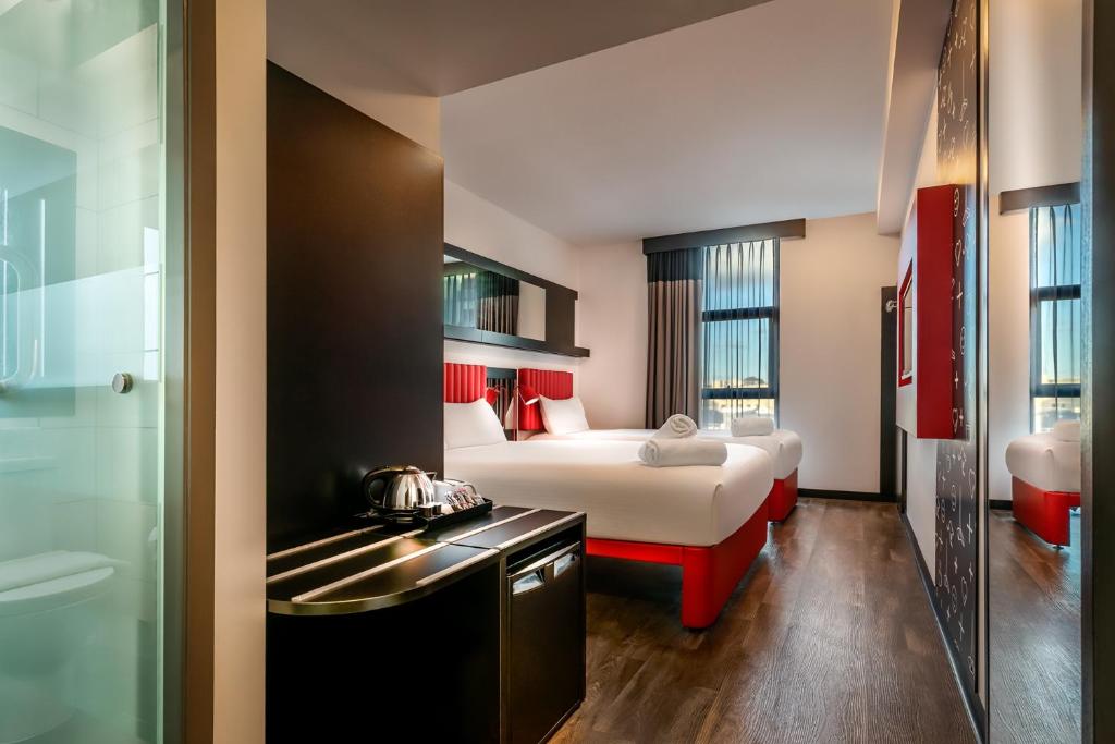 Postel nebo postele na pokoji v ubytování Essence Hotel Carlton