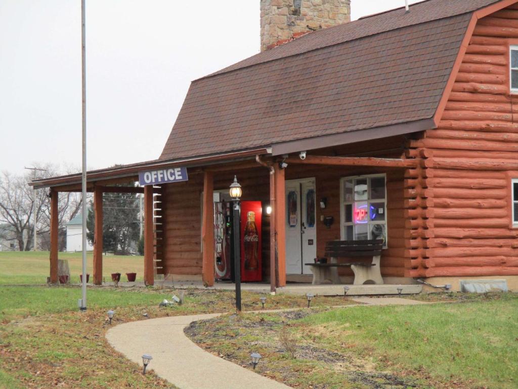 a log building with a coca cola store at Motel 6-Shartlesville, PA in Shartlesville