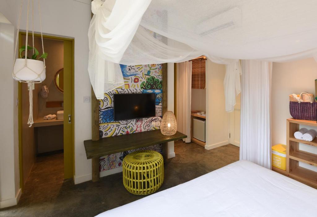 TV a/nebo společenská místnost v ubytování Veranda Tamarin Hotel & Spa