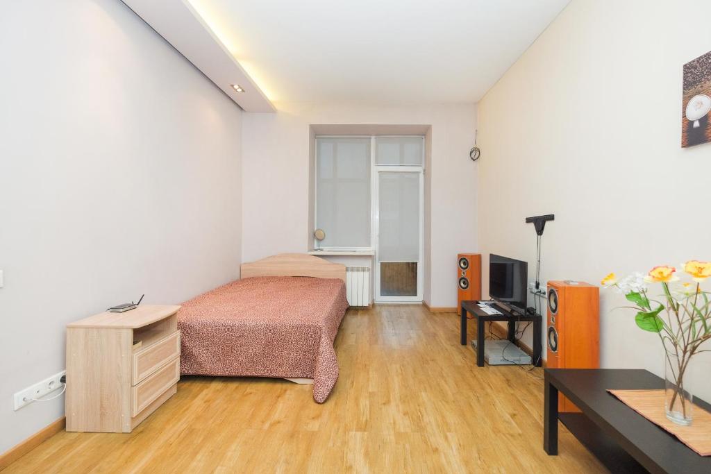 ノヴォシビルスクにあるNSK-Kvartirka, Apartment Marksa, 22のベッドルーム(ベッド1台、デスク、テレビ付)
