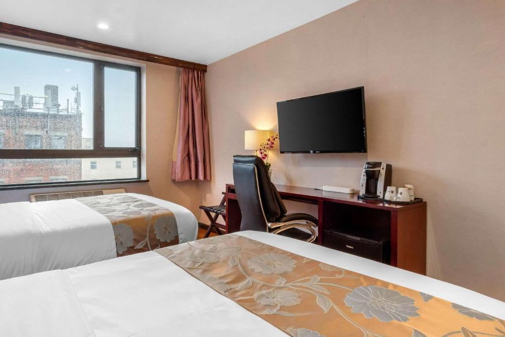 Postel nebo postele na pokoji v ubytování The L Hotel