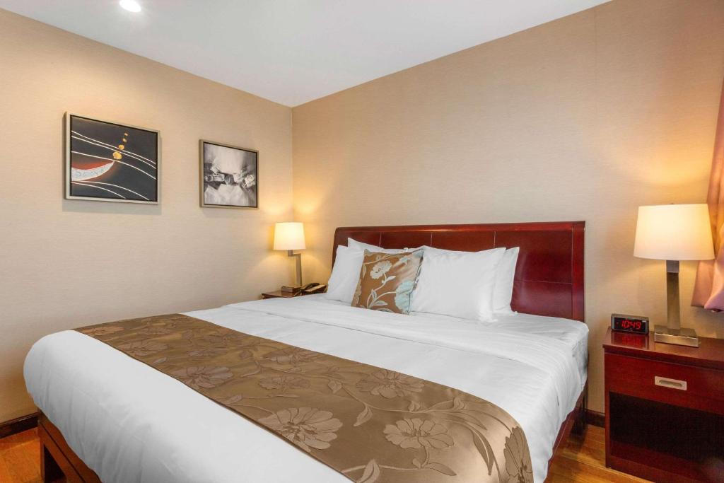 Postel nebo postele na pokoji v ubytování The L Hotel