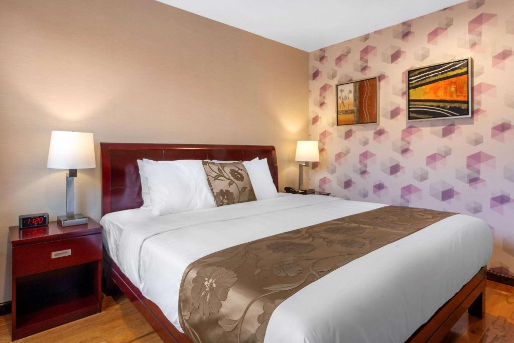 Postel nebo postele na pokoji v ubytování The L Hotel