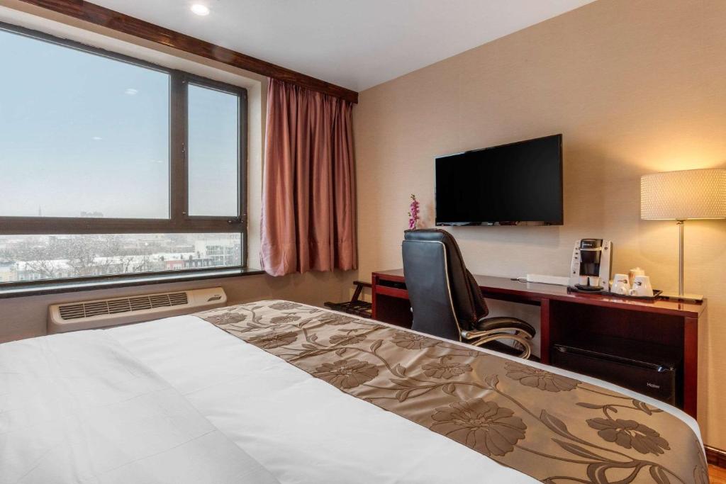 Postel nebo postele na pokoji v ubytování The L Hotel