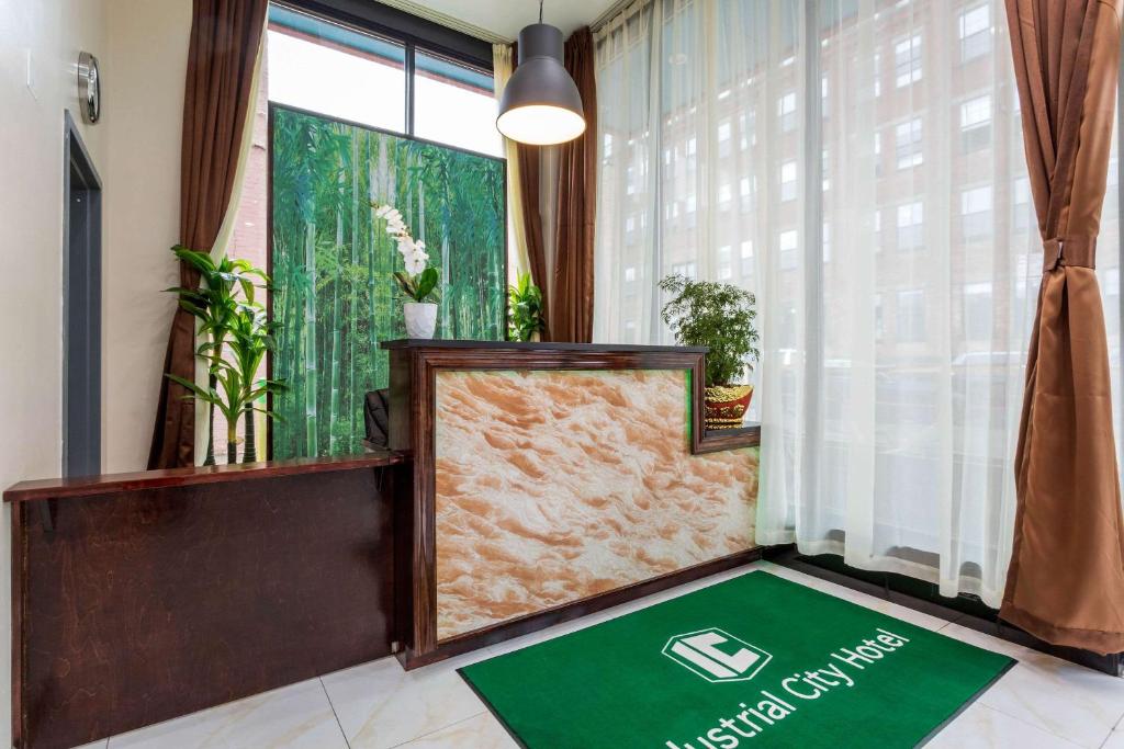 a room with a large window and a green carpet at The L Hotel, Ascend Hotel Collection in Brooklyn