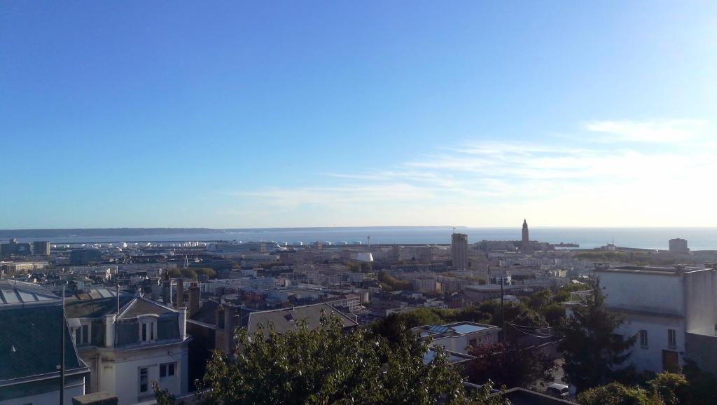 Vue sur une ville avec l'océan en arrière-plan dans l'établissement L'ESTUAIRE, au Havre