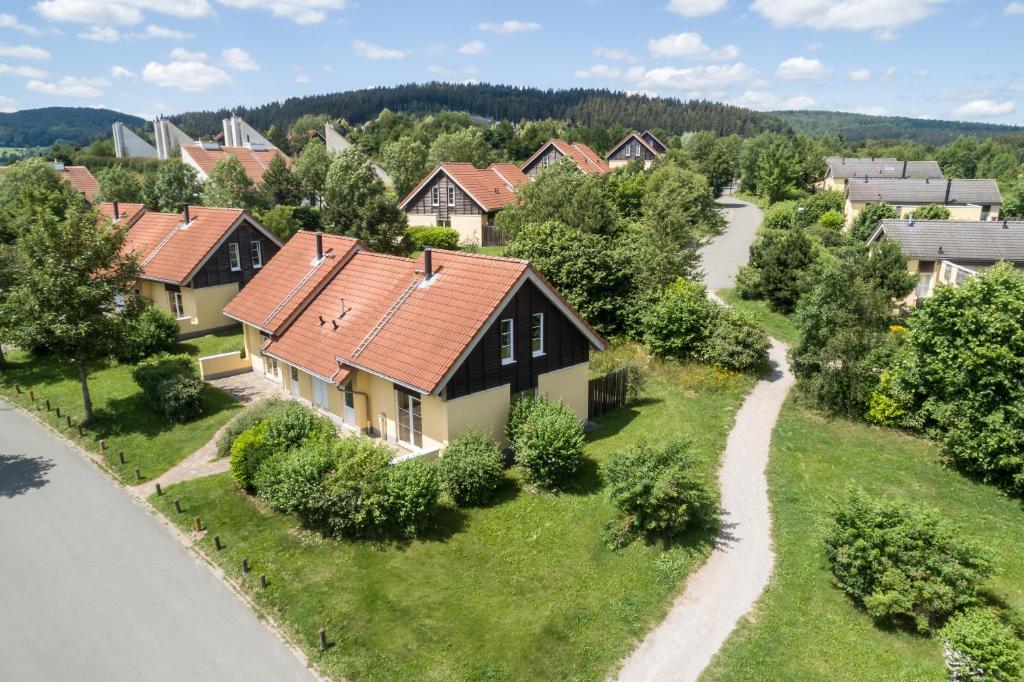 una vista aerea di un villaggio con case di Center Parcs Sauerland Winterberg-Medebach a Medebach