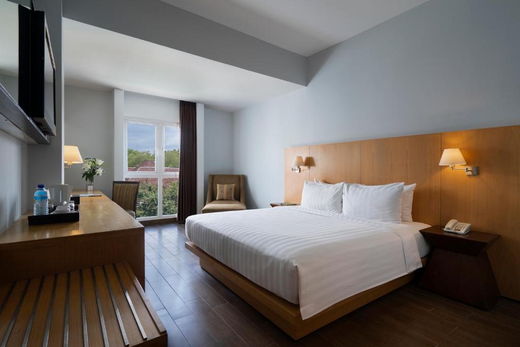 Postel nebo postele na pokoji v ubytování Hotel Santika Mataram