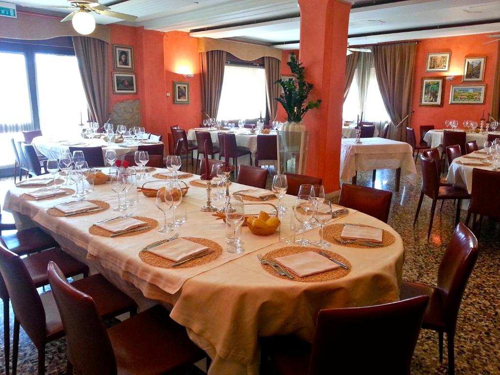 Restaurace v ubytování Albergo Isetta