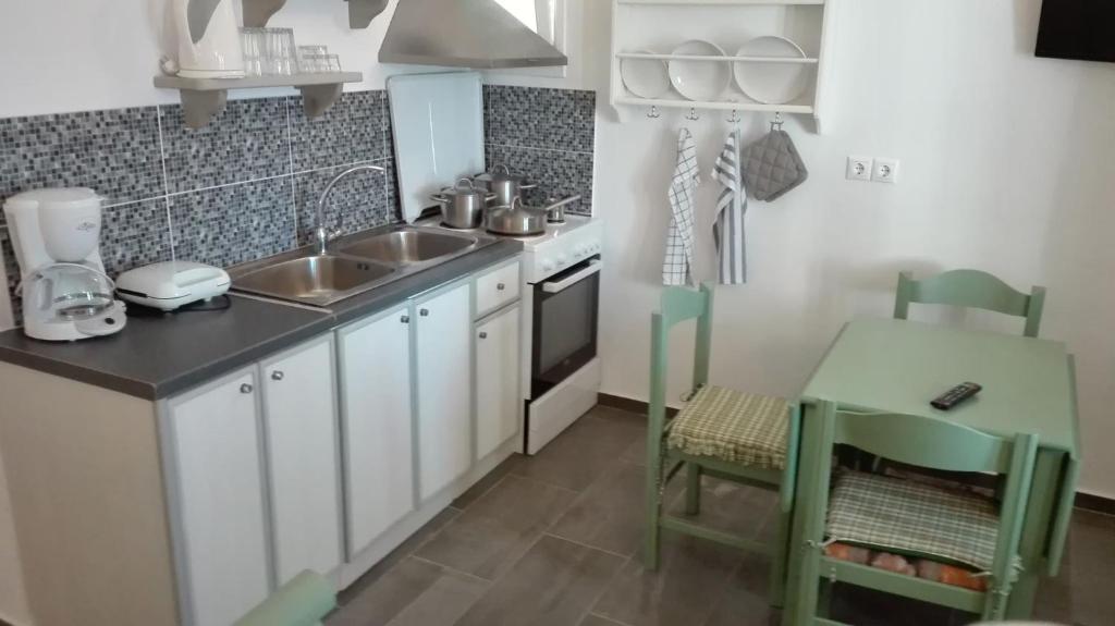 Majoituspaikan St George Antiparos Apartments and studios keittiö tai keittotila