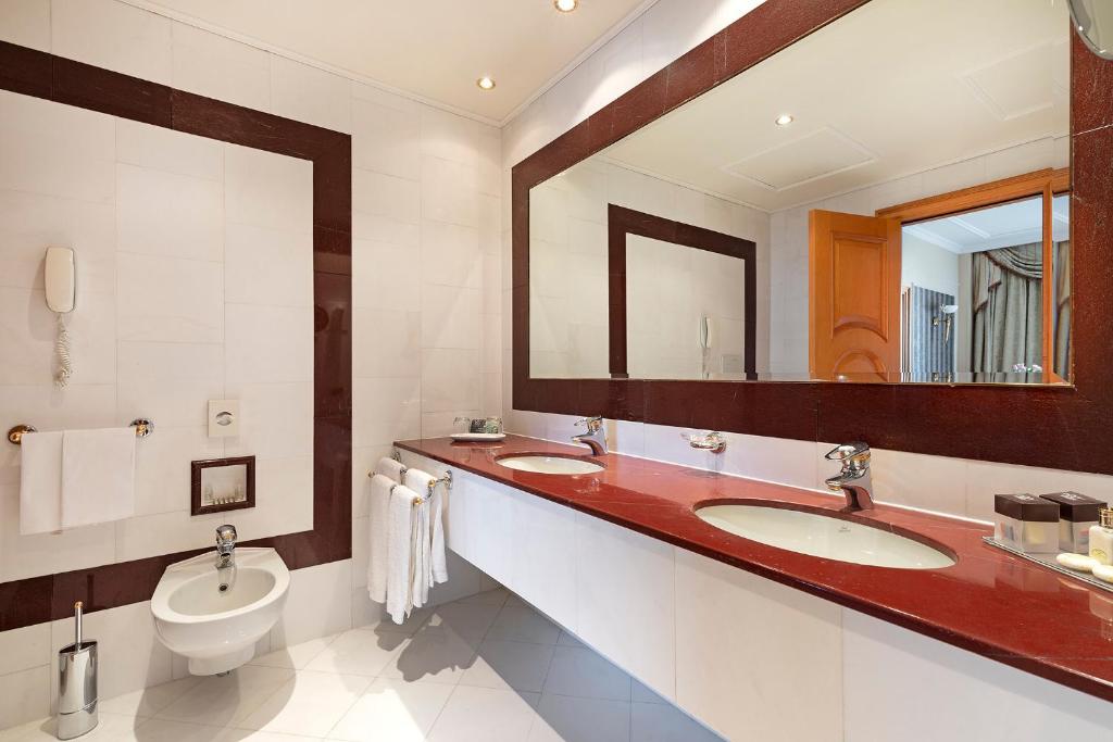 Koupelna v ubytování Royal Hotel Carlton