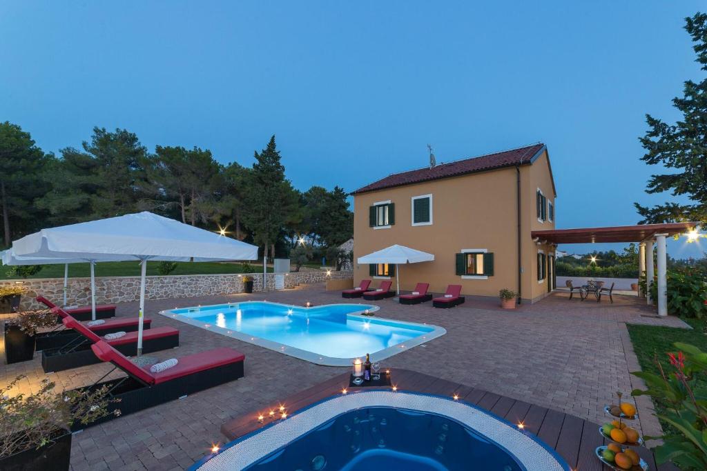 Basen w obiekcie Villa Primorje lub w pobliżu