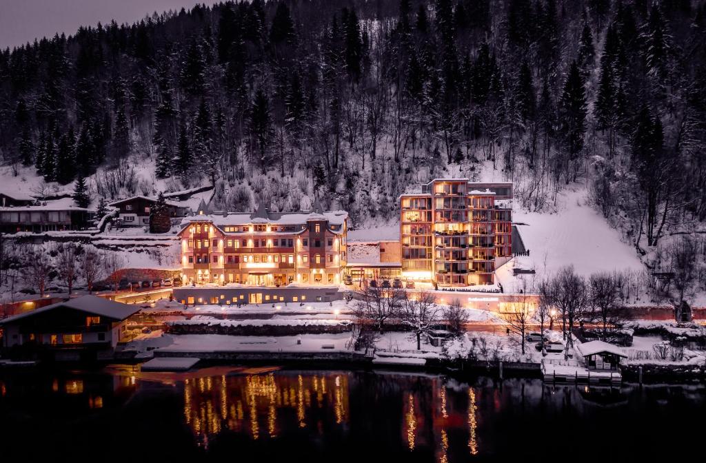 ツェル・アム・ゼーにあるResidence Bellevue - incl Summercardの雪明かりの大きな建物