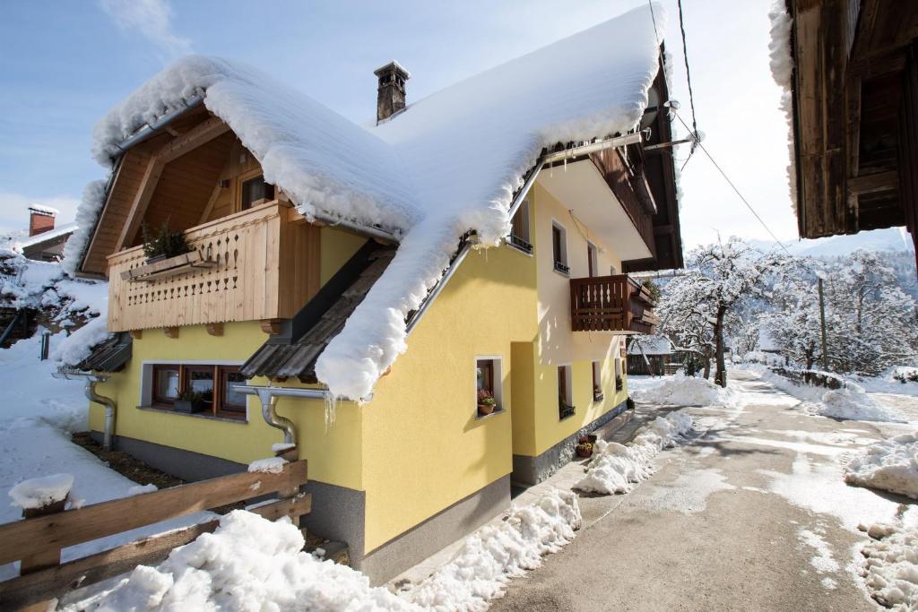 Farmhouse pri Miklavu v zimě