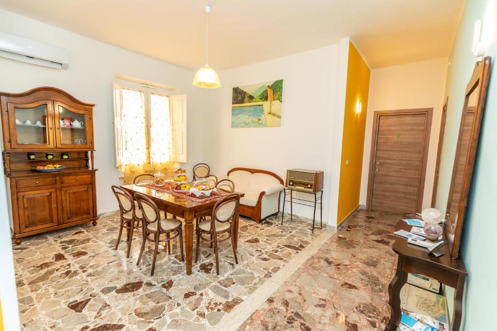 jadalnia ze stołem i krzesłami w obiekcie Casa Duconte w mieście Barletta