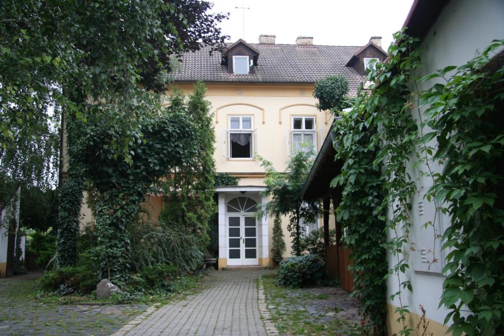 una casa en medio de una calle en Pension Prislin, en Litoměřice