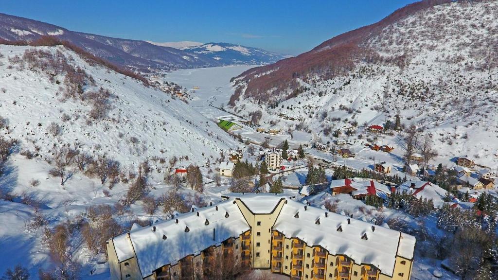 una vista aérea de una estación de esquí en la nieve en Andrey Apartment, en Mavrovo