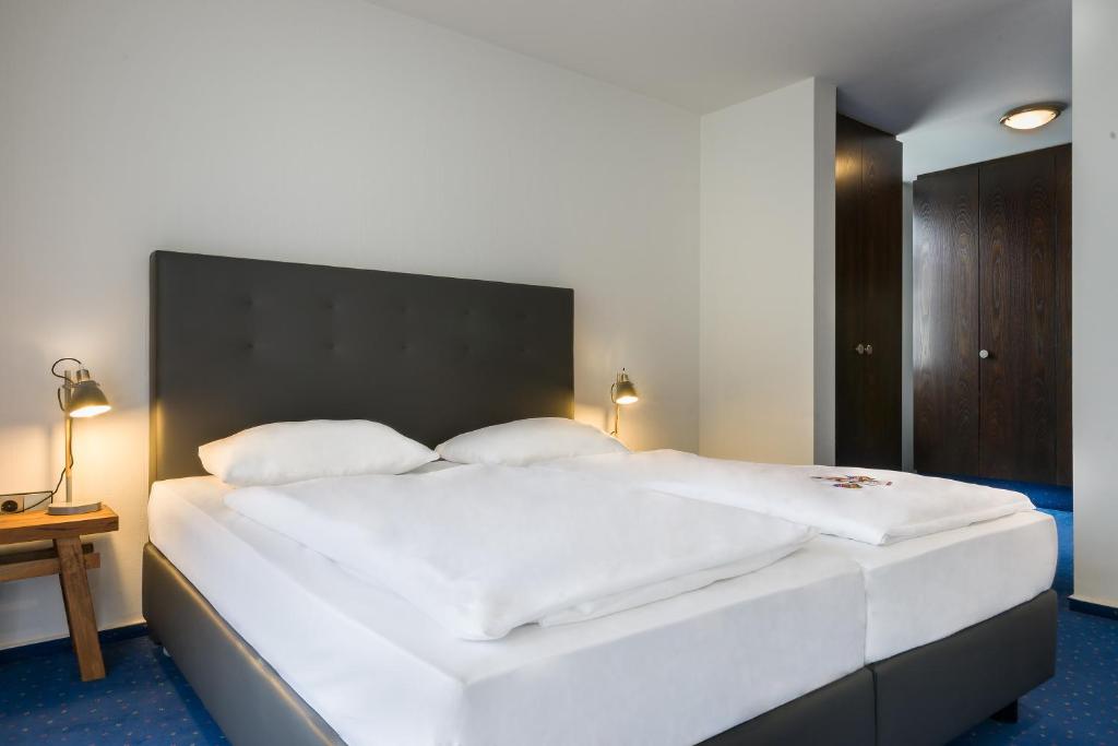 Postel nebo postele na pokoji v ubytování Hotel Strohgäu