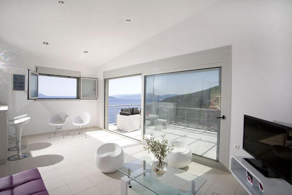 Televízia a/alebo spoločenská miestnosť v ubytovaní Dream View Villas