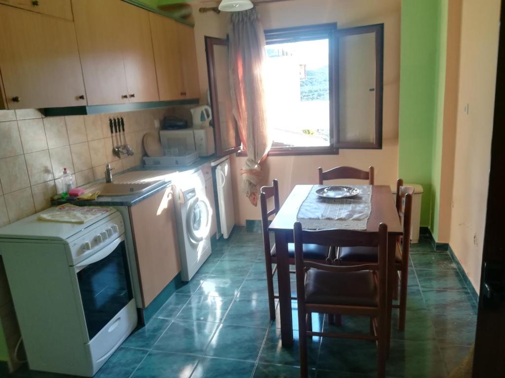 Kuchyňa alebo kuchynka v ubytovaní Odisseas Apartment