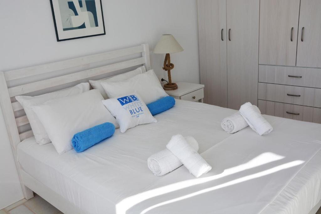 Łóżko lub łóżka w pokoju w obiekcie White Blue Houses & Apartments Paros
