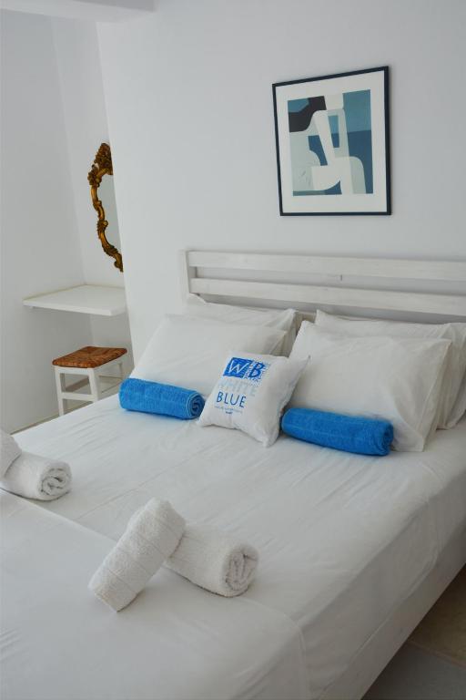 Łóżko lub łóżka w pokoju w obiekcie White Blue Houses & Apartments Paros