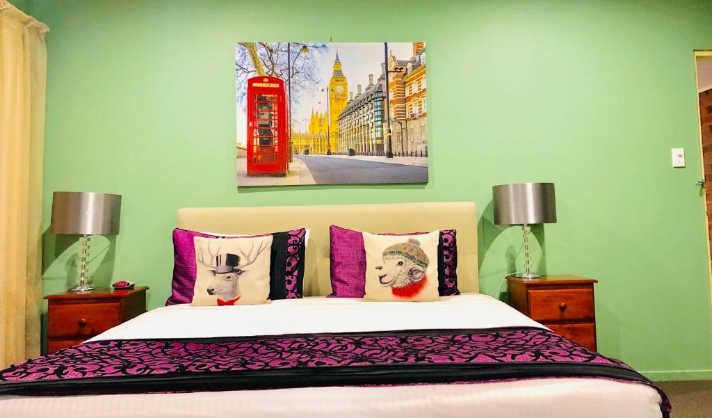 Aussie Rest Motel في سيسنوك: غرفة نوم مع سرير وكشك هاتف احمر