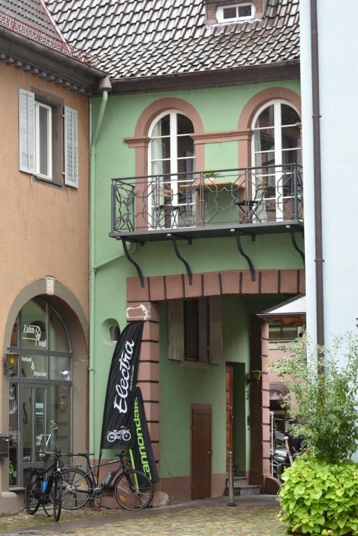 un edificio con un cartel en el costado en Ferienwohnung im historischen Stadttor, en Staufen