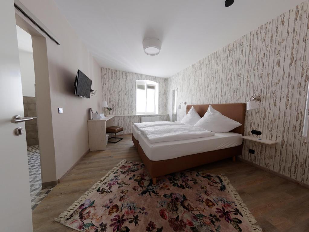 Ein Bett oder Betten in einem Zimmer der Unterkunft Hotel - Weinbar FAHR AWAY