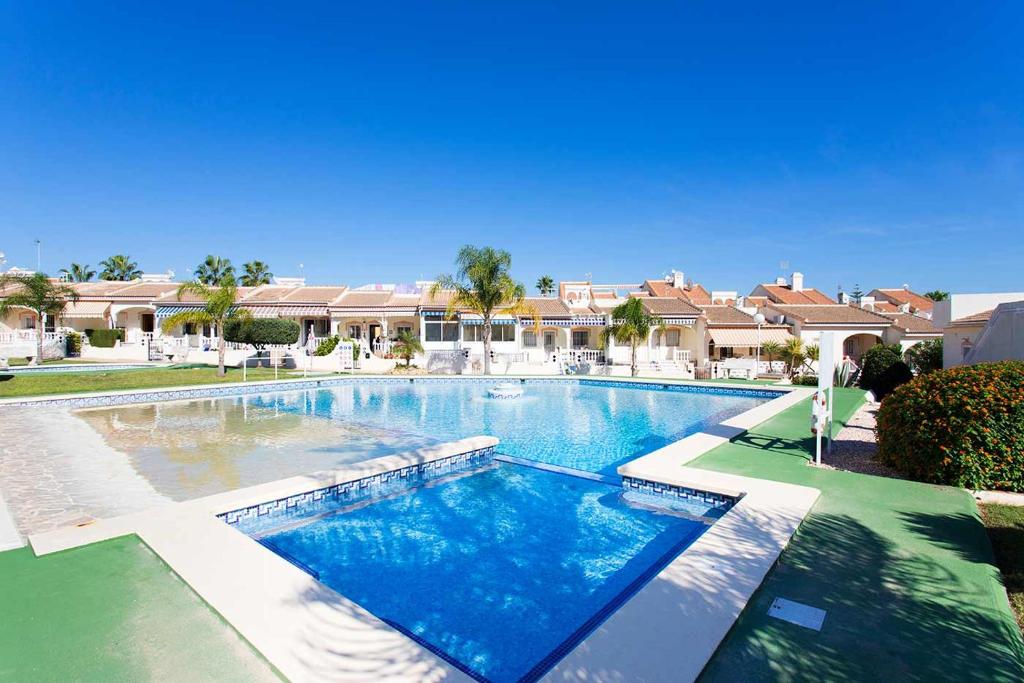 uma grande piscina numa villa em CH Ronda Doña Pepa em Rojales