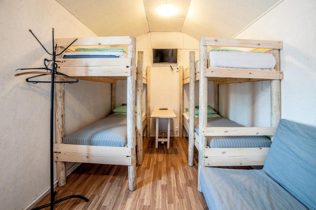 um quarto com três beliches numa pequena casa em Diligence с мангальной зоной Выборг на смирновском шоссе em Vyborg