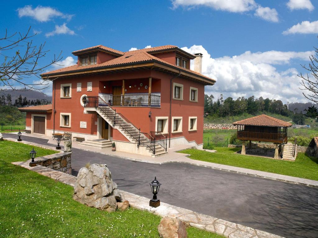 Cette grande maison dispose d'une terrasse couverte et d'un balcon. dans l'établissement Casa Regina, à Perlora