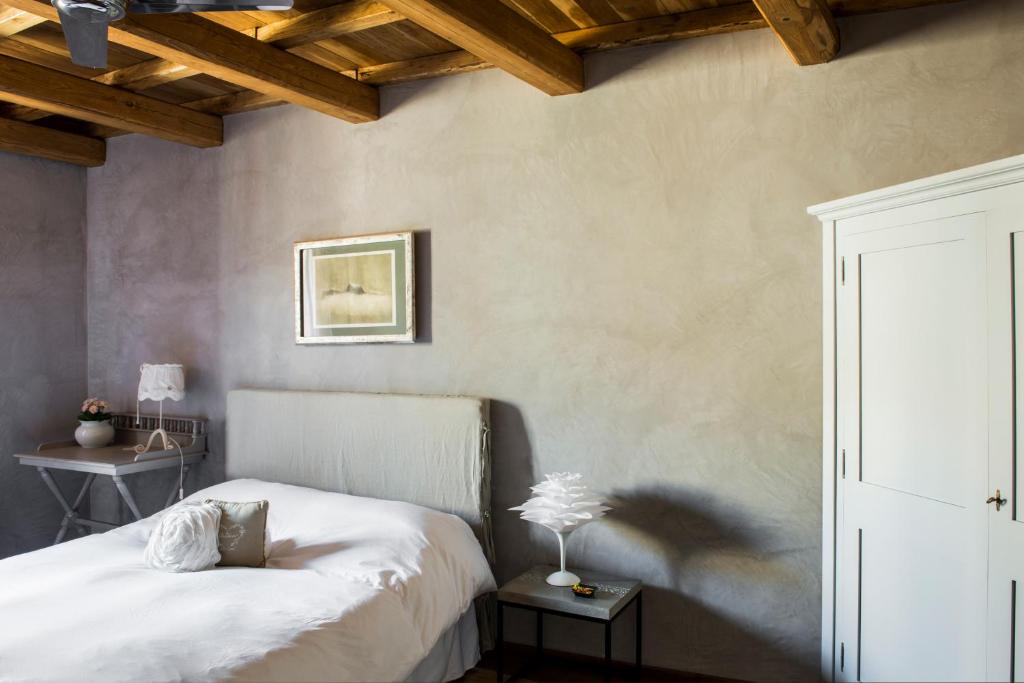 a bedroom with a bed and a table with a lamp at Residenza Farnese in Farnese