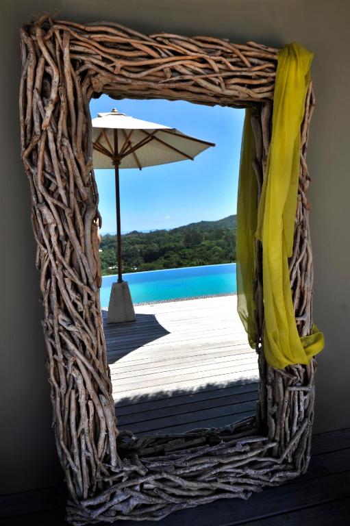 Bazén v ubytování Le Domaine de L'Orangeraie Resort and Spa nebo v jeho okolí