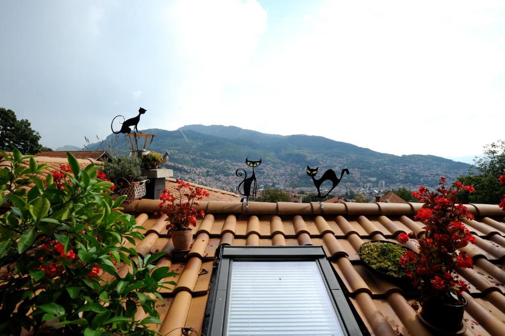 ein Dach mit ein paar Vögeln darüber in der Unterkunft Rooms Kibe Mahala in Sarajevo