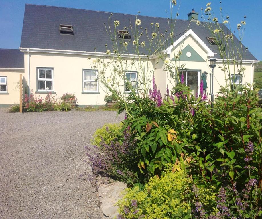 une maison avec un bouquet de fleurs devant elle dans l'établissement Ravens Oak, West Cork, à Bantry