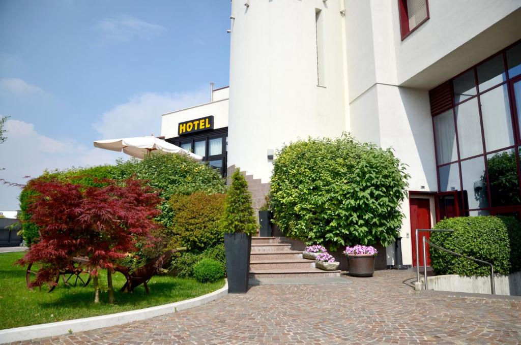 budynek ze schodami i roślinami przed nim w obiekcie Hotel HDomus w mieście Nogarole Rocca