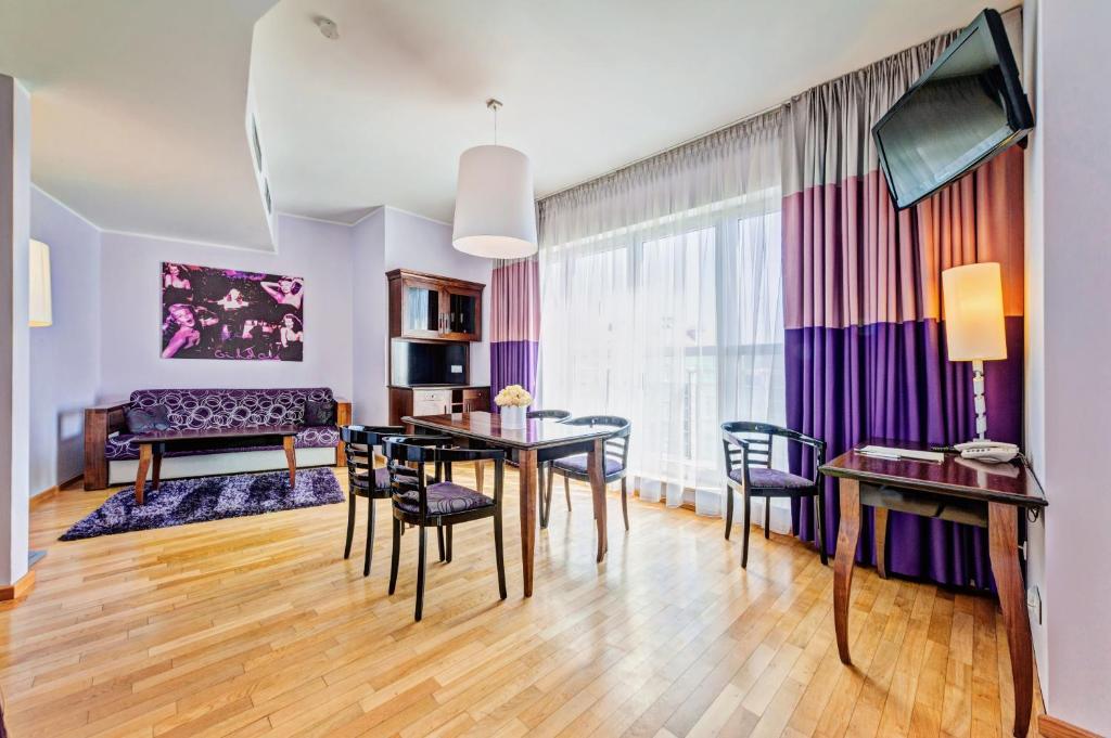 Ein Sitzbereich in der Unterkunft Don Prestige Residence