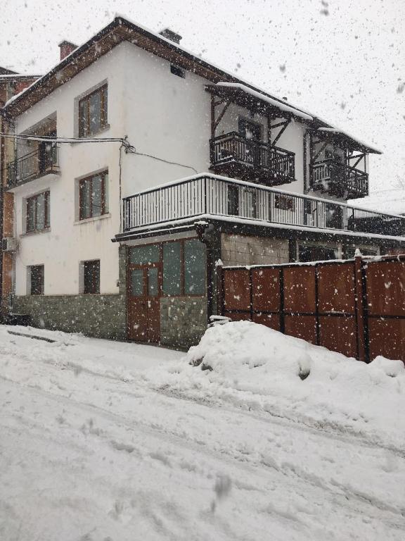 Baba Dora Guesthouse during the winter