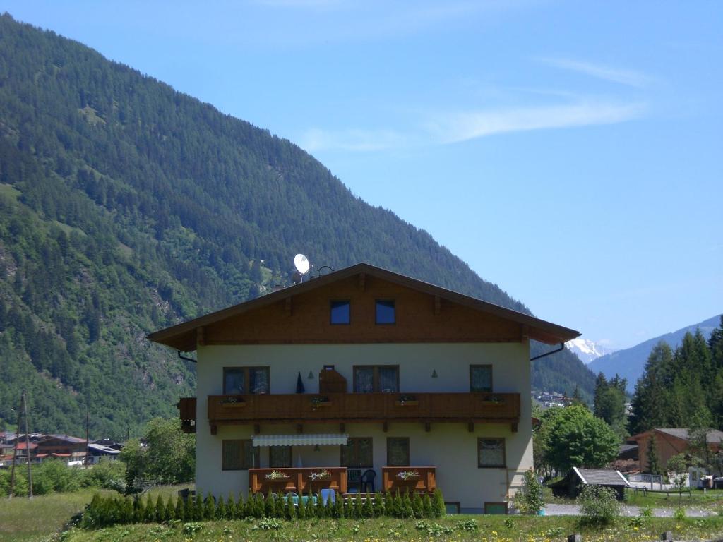 una casa frente a una montaña en Landhaus Auen, en Neustift im Stubaital