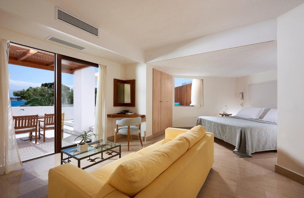 Postel nebo postele na pokoji v ubytování St. Nicolas Bay Resort Hotel & Villas