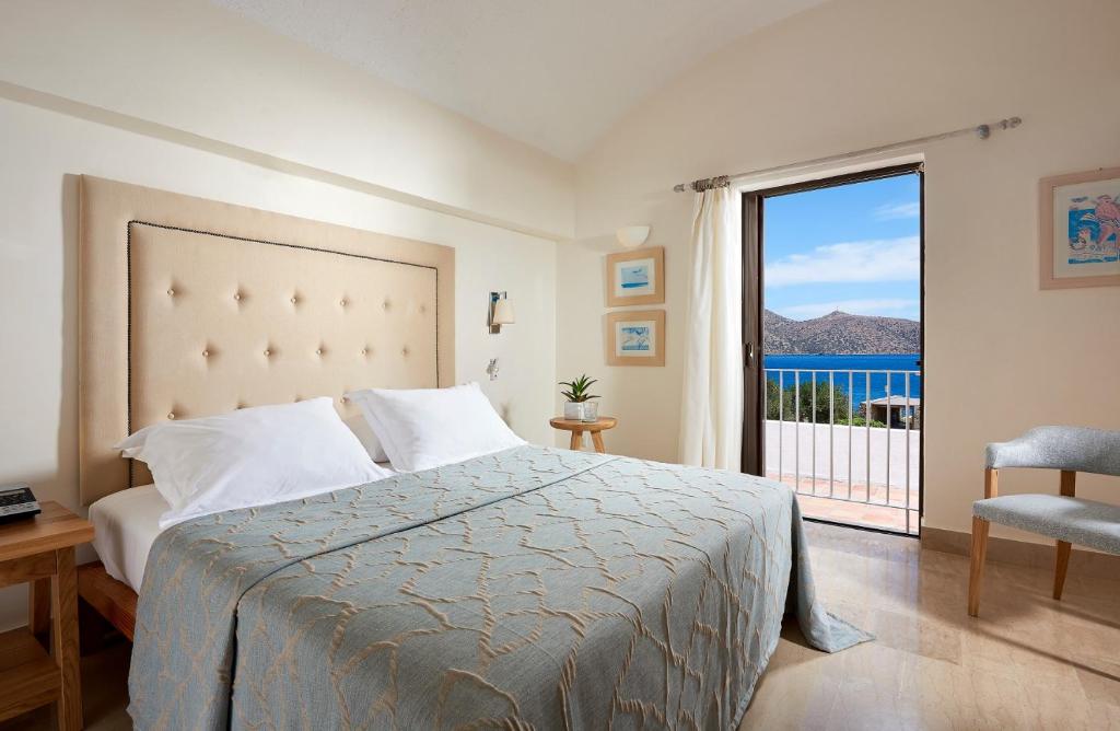 Posteľ alebo postele v izbe v ubytovaní St. Nicolas Bay Resort Hotel & Villas