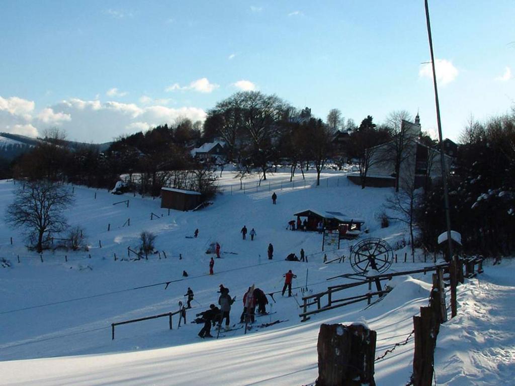 Ferienwohnungen in Meschede-Eversberg Nähe Winterberg Skiliftkarussell v zimě